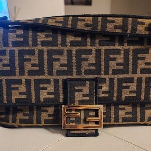 Designer Inspired Canvas Handbag With 2 Detachable Straps. Brand New Never Used